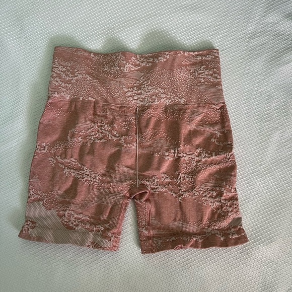 GYMSHARK ADAPT CAMO SEAMLESS SHORTS Misty Pink/Hazy Pink - Picture 3 of 7
